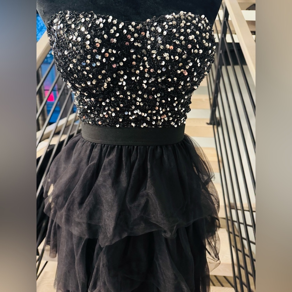Elegant Black Dress - Picture 4 of 4